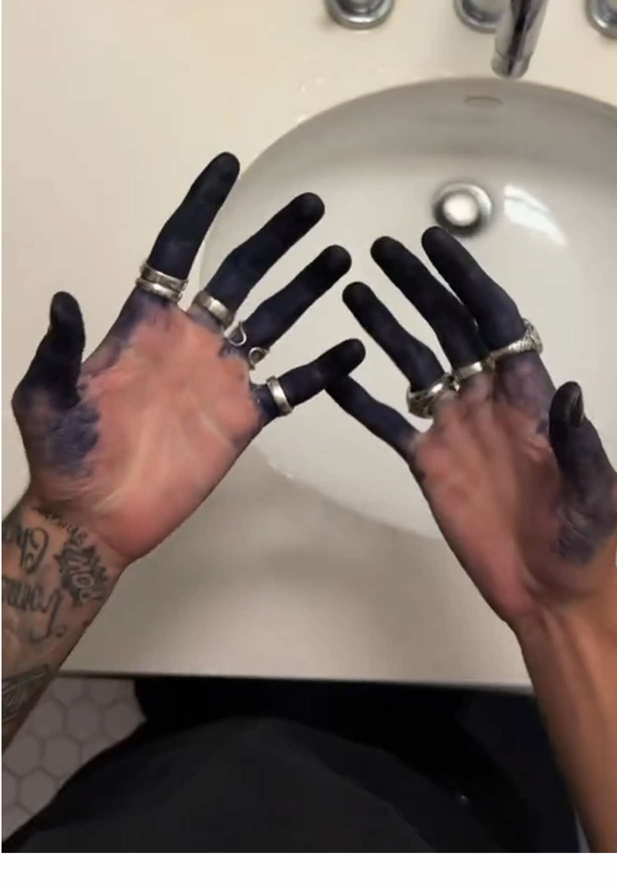 i paint my fingers black. worth it?  ig: uonlad  