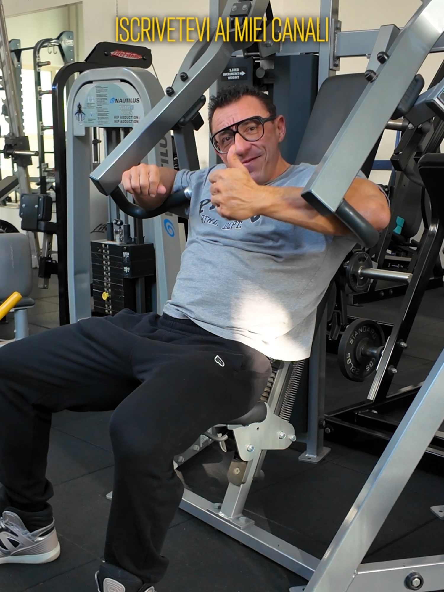 Come eseguire le ripetizioni per una crescita muscolare massima 💪 🔥 Ogni ripetizione conta. E per ottenere la massima crescita muscolare, non basta sollevare pesi: serve tecnica di allenamento e controllo in ogni fase del movimento. ⚙️ Ogni esercizio ha una fase concentrica (quando il muscolo si accorcia) e una fase eccentrica (quando si allunga). Il segreto? Collegarle in modo fluido, senza pause inutili. Solo se serve, puoi inserire uno stop breve nella fase di massimo allungamento del muscolo. ⚡ La fase concentrica deve essere esplosiva e controllata. Non lenta, ma decisa. È lì che spingi il muscolo al limite e stimoli davvero la massa muscolare. 🐢 La fase eccentrica, invece, deve essere più lenta. Questo rallentamento aumenta il tempo sotto tensione e rende l’allenamento più efficace per il recupero muscolare e la definizione. 🧠 Ricorda: la chiave è la costanza del timing. Ogni ripetizione deve avere lo stesso ritmo. Dalla prima all’ultima, mantieni la stessa intensità, perché è lì che si costruisce la vera efficacia dell’allenamento. 🚀 Vuoi imparare a gestire al meglio le tue ripetizioni e ottimizzare il tuo percorso? Scrivimi in DM e scopri come portare le tue performance al livello successivo!