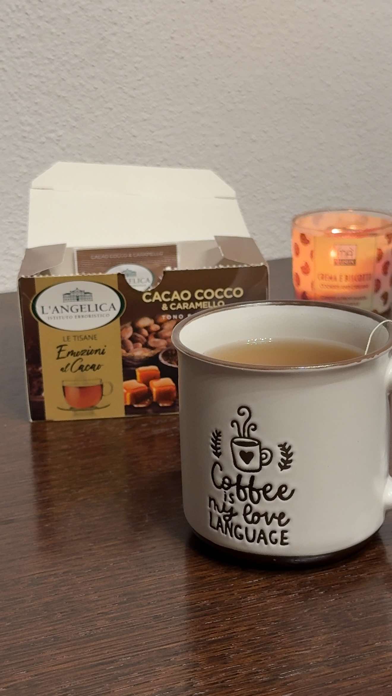 Niente dice “autunno” più di una tisana calda e profumata 🍂 Questa al gusto di cacao, cocco e caramello è pura coccola in tazza: dolce, avvolgente e perfetta per rilassarsi nelle giornate più fresche 🍫🥥☕️🕯️  @L’Angelica AMO TUTTE LE TUE TISANE 🥹  #autumnvibes#cozyseason#teatime#comfortdrink#tealover  