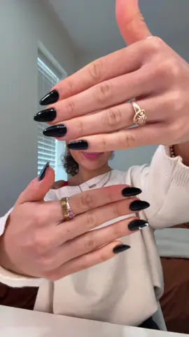 black nails for halloween 🎃 🖤 #halloweennails #blacknails #nailinspo 