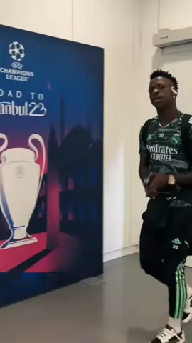 Il a révolutionné le football sans jamais soulever le Ballon d’Or, une légende oubliée. #BallonDor   #LégendeDuFoot   #MaîtreDuJeu   #FootballFrançais   #InjusticeBallonDor 