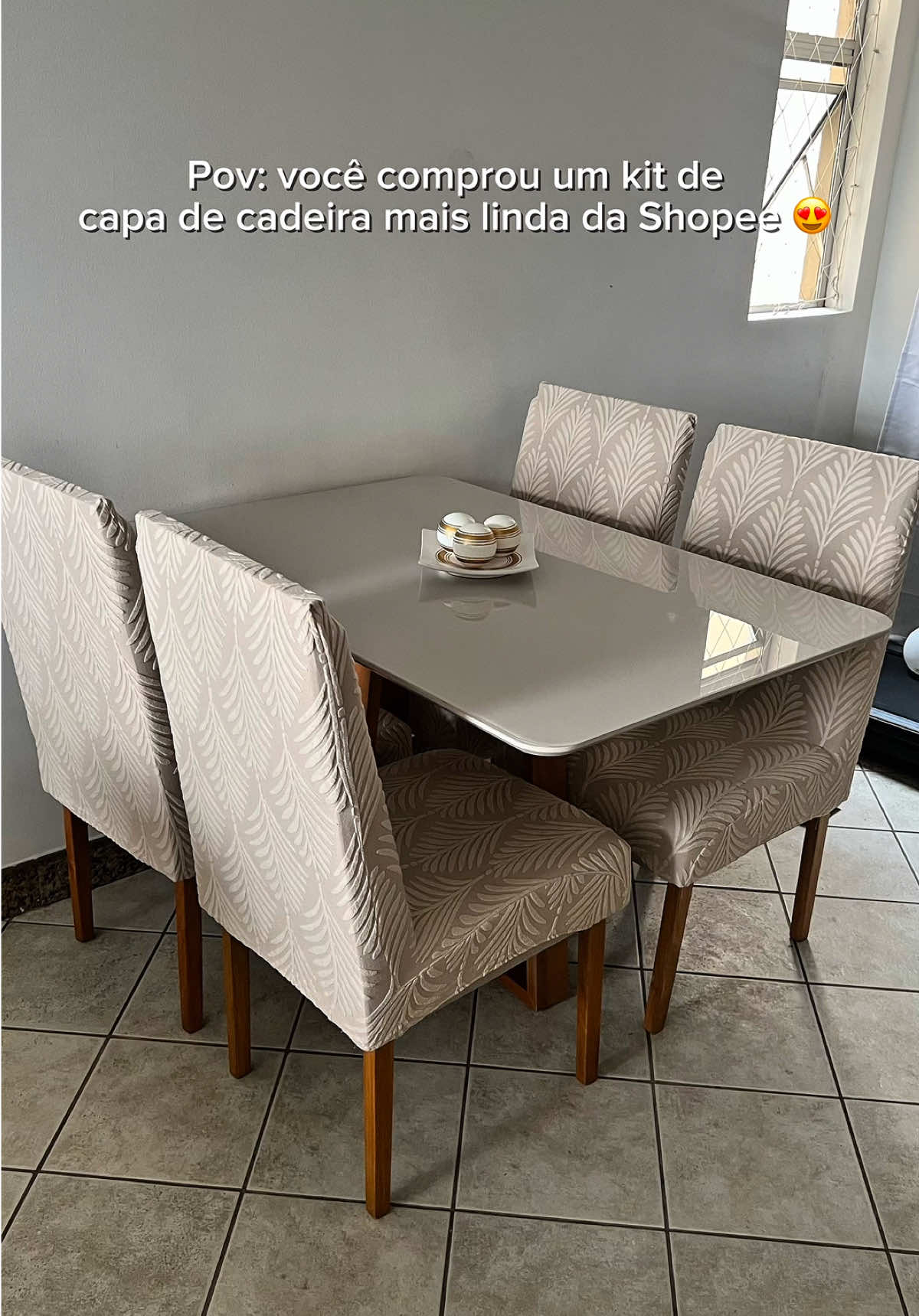 Achei que precisava de cadeiras novas… mas era só uma capa nova mesmo 😂😍 Comenta ‘eu quero’ que eu deixo o link 🫶 . . . . . . #mesaposta #achadosdecasa #achadosshopee #decoracaodecasa #enxovaldecasanova 