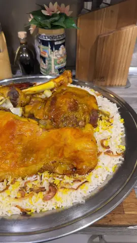 مندي لحم بالبيت👌🏾😋#ماشاءالله_تبارك_الله #اطبخ_علي_تيك_توك #مندي #لحم #طبخات_سهله  وصفتنا لليوم مندي بالبيت بالفرن 👌🏾🌹 قبل كل شي نسخن الفرن ع حراره عاليه  بعدها نجهز اللحم استخدمت كتف حري  كسرته ع ثلاث قطع ضفت عليه :  ملح وفلفل اسود م ص  فلفل ابيض م ص  صفار زعفران نص م صغيرة  قطعة زبدة وموية حاره نص كوب.  في صينية من تحت حطيت ورق زبدة  بعدها ضفت اللحم والتتبيلة  وموية لين حد اللحم  آخر شي ورق زبدة وقصدير  وع الفرن اول نص ساعة بعدها نوطي النار  على ١٥٠ ساعتين ونص او حسب حجم اللحم وعمره إذا كان كبير ياخذ وقت اطول . قبل مايستوي اللحم بساعة نجهز الحطب  والأرز نضيف له مرق لحم وملح ونرجعه  مع اللحم  ع الفرن تقريباً ٤٠ دقيقه الي ساعة لين يستوي الارز ونحمر اللحم ع حرارة ٢٠٠ .