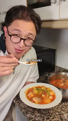 marmitako 🐟 ¿puede que tuviera el video grabado desde agosto y que no lo haya editado hasta octubre? puede ser. Lo bueno de este plato de cuchara es que puedes usar otro pescado azul y que te quede igual de bueno y bonito, ¿lo pillas? Ingredientes: - 4 rodajas de bonito (u otro pescado azul) - 3 dientes de ajo - 1 cebolla - 2 tomates pera - Medio pimiento rojo - Medio pimiento verde - 5 patatas - 2 guindillas - Fumet o agua hasta que cubra la olla - 50 ml de vino dulce - 2 cucharadas de pimiento choricero - 1 cucharada de tomate concentrado - 1 cucharadita de pimentón - Un poco de pan duro para espesar - Sal y aceite #cocinaconxino #marmitako #marmitaco #cocinavasca #cocinatradicional 