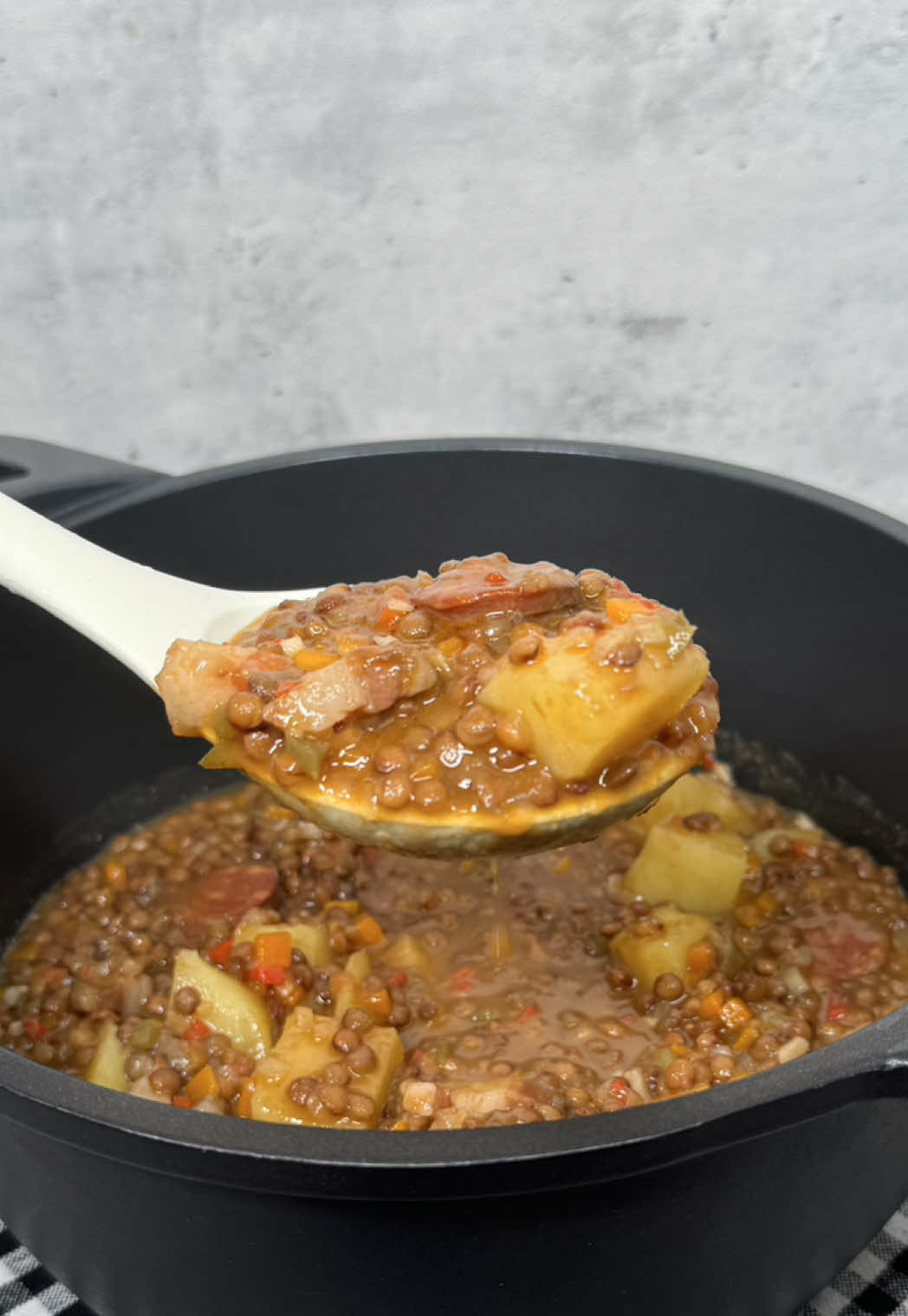 🥣🥕 LENTEJAS DE LA ABUELA: una receta tradicional paso a paso 🤤 El guiso de siempre, con el sabor auténtico que nos transporta a la cocina de casa 💫 ♥️💾 GUARDA esta receta y SÍGUEME 👇🏻👇🏻👇🏻👇🏻 @chefmspin.recetas ✅ ➖LAS LENTEJAS DE LA ABUELA➖ 📝 INGREDIENTES: 🔸 Lenteja pardina – 200 g 🔸 Puerro – 50 g 🔸 Zanahoria – 80 g 🔸 Ajo – 30 g 🔸 Pimiento – 80 g 🔸 Cebolla – 80 g 🔸 Tomate – 100 g 🔸 Patata – 100 g 🔸 Panceta – 80 g 🔸 Chorizo – 80 g 🔸 Pimentón dulce – 10 g 🔸 Aceite de oliva 🔸 Laurel 🔸 Sal 🔥 ELABORACIÓN: ▪️1. En una olla, pocha todas las verduras con un poco de sal y una hoja de laurel. ▪️2. Cuando estén tiernas, añade el pimentón, la panceta y el chorizo, y sofríe unos minutos. ▪️3. Incorpora las lentejas y mezcla bien. ▪️4. Cubre con agua o caldo y deja cocinar a fuego lento durante 1 hora. ▪️5. Añade las patatas en trozos y cocina 30 minutos más, hasta que las lentejas estén melosas. 🔍 TIPS: 🔹 El tiempo de cocción varía según el tipo de agua: en zonas con agua dura, unos 75-80 min; con agua blanda, unos 60 min. 🔹 Prepara más cantidad y usa las sobras para una deliciosa crema de lentejas. 🔹 Puedes adaptar la receta con garbanzos o alubias. ♦️INGREDIENTES PARA CUATRO PERSONAS♦️                        ©️Chef MSPín 🚀 ➖➖➖➖➖➖➖➖➖➖➖ #Receta #lentejas #cocina #recetascaseras #guisos  
