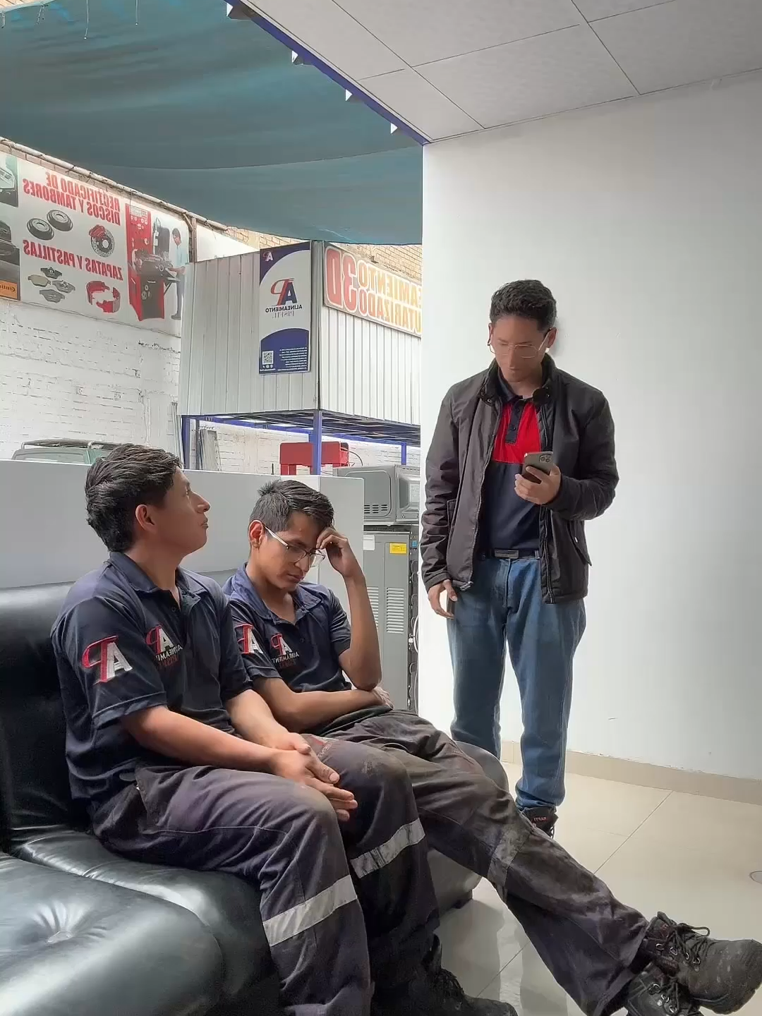 Cuando te descubren durmiendo en el trabajo😨 #comedia #humor #pabloescoba #serviciotécnico #carros #direccion #Dirección #sonidos #revisióntécnica #MecánicaAutomotriz #alineamientopisfil