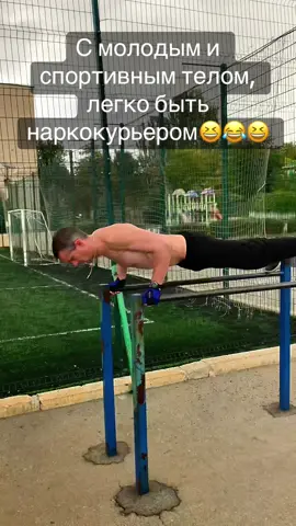 Отжимания на брусьях. Мотивация здорового образа жизни. #тренировка #мотивацияспорт #рекомендацииспорт #отжиманиянабрусьях #спортюмор 