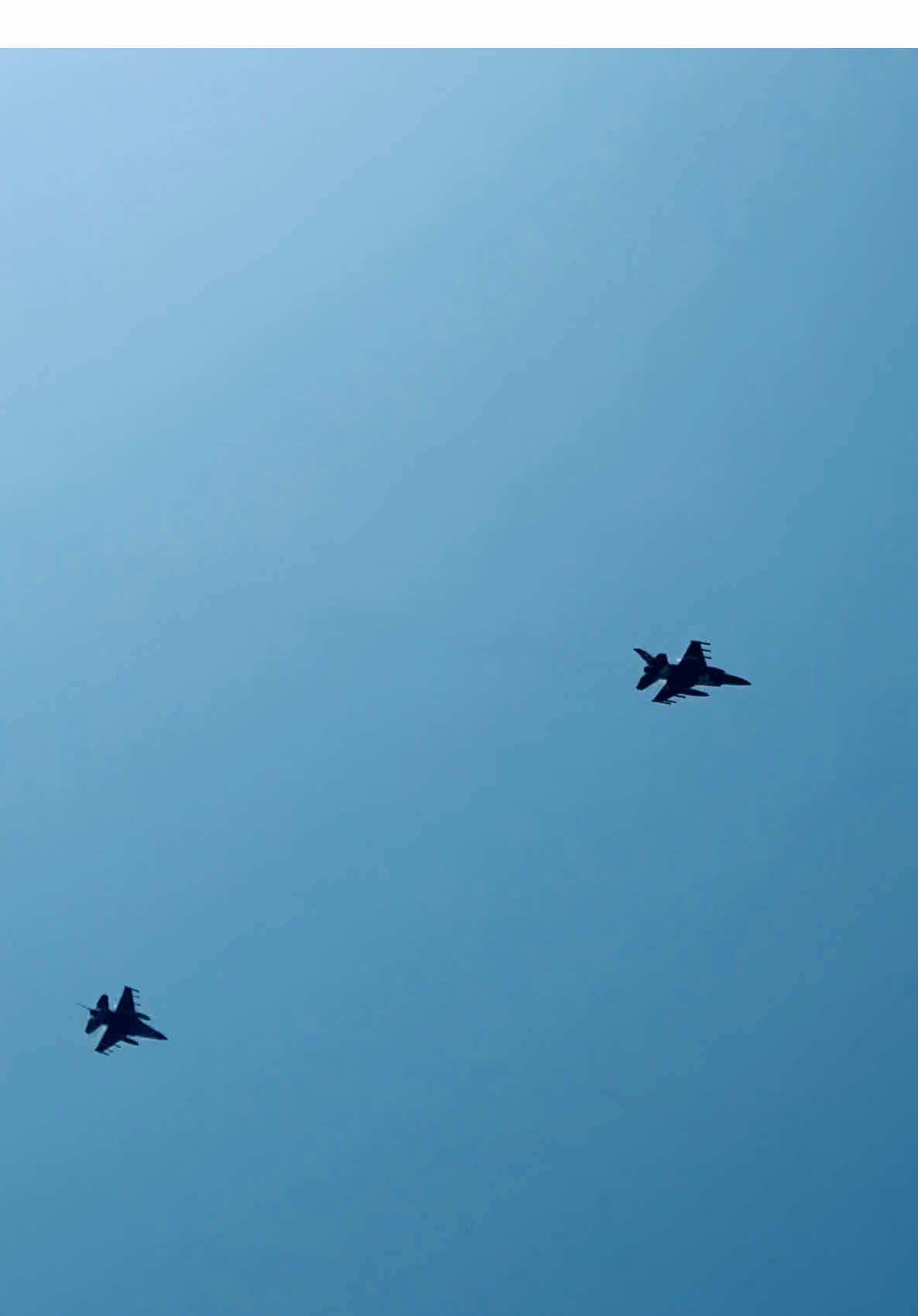 3 Pakistani F-16s flying in close formation towards the shakar parian parade groud on the occasion of 23rd March defence day airshow while performing a bomburst manoeuvre🔥🔥🇵🇰 