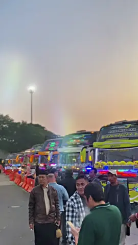 Deretan bus pariwisata #asrof #suburjaya #TAM #RMAtrans #adiputro 