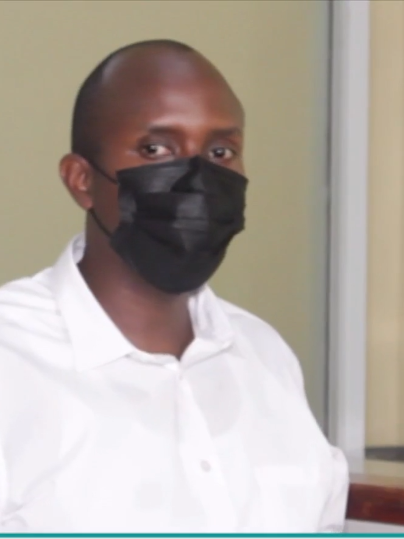 VIDEO: Kkooti esookerwako etuula ku City Hall mu Kampala, esindise omupoliisi Clive Nsiima ku alimanda e Luzira, okutuusa nga 16 omwezi guno omwaka guno, lwanakomawo kkooti esalewo ku kusaba kwe okwokweyimirira.   #NBSAmasengejje #NBSUpdates