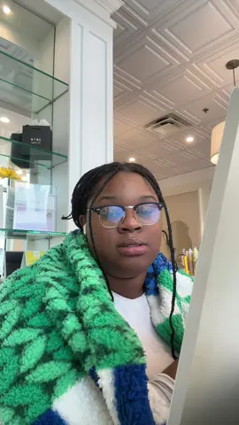 like what about when CLIENTS are late… like why do i have to be okay when you’re late and get nothing in return but beat up and shamed if i’m 1 min late… mind you im coming in early but yall still be 15 mins late with no call…. #hairstylist 