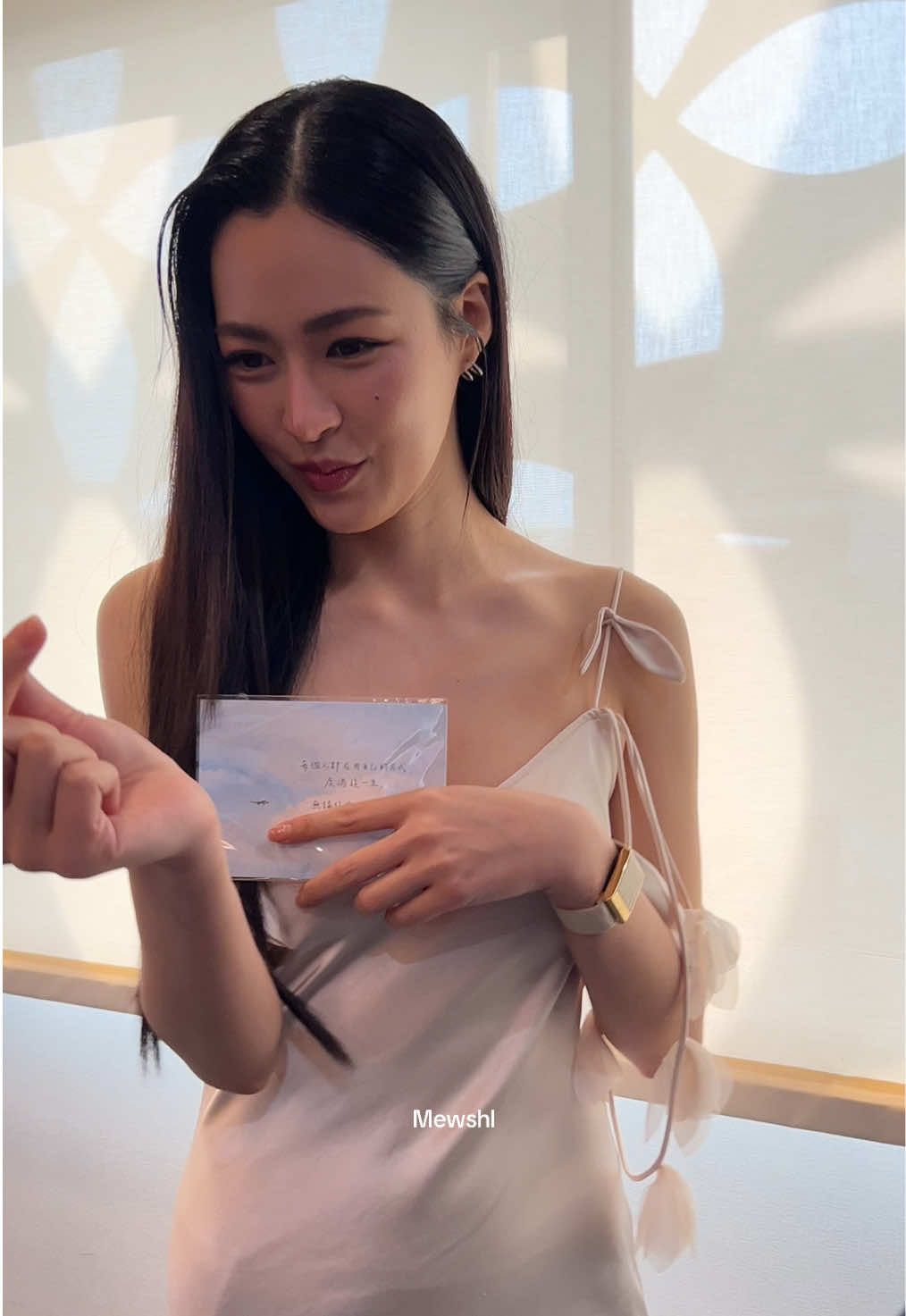 พี่หลิงสวยมากๆ ใกล้มากกก แต่หนูไม่กล้าพูดด้วยเหมือนเดิม แถมเผลอกลั้นหายใจตลอดตอนเจอพี่  ☺️ รักค่ะ @Lingling Kwong 🍮 #หลิงหลิงคอง #linglingkwong #หลิงออม #LingOrm 