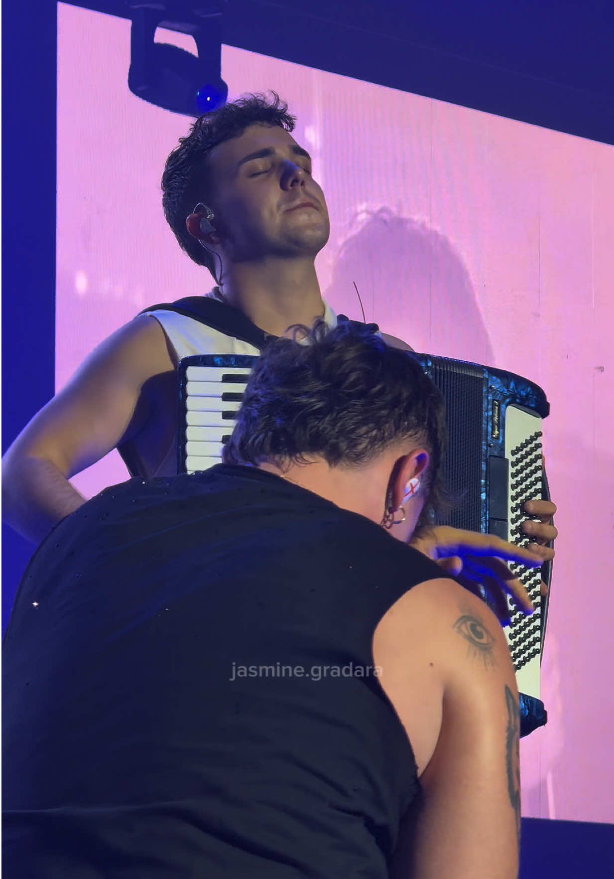 se senza stare qui non vai comunque via #buontrasloco @Olly @Juli 🩵 #olly #juli #tuttavita #perte 