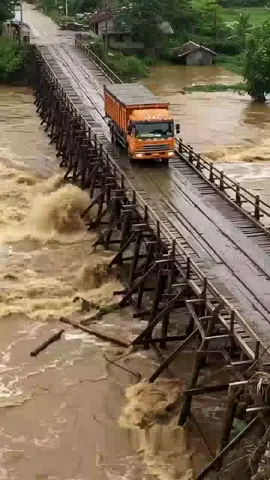 sebuah truk melewati jembatan,mobil truk terjukir jembatan  #simulasiAI #videoAI #tiktok Ai