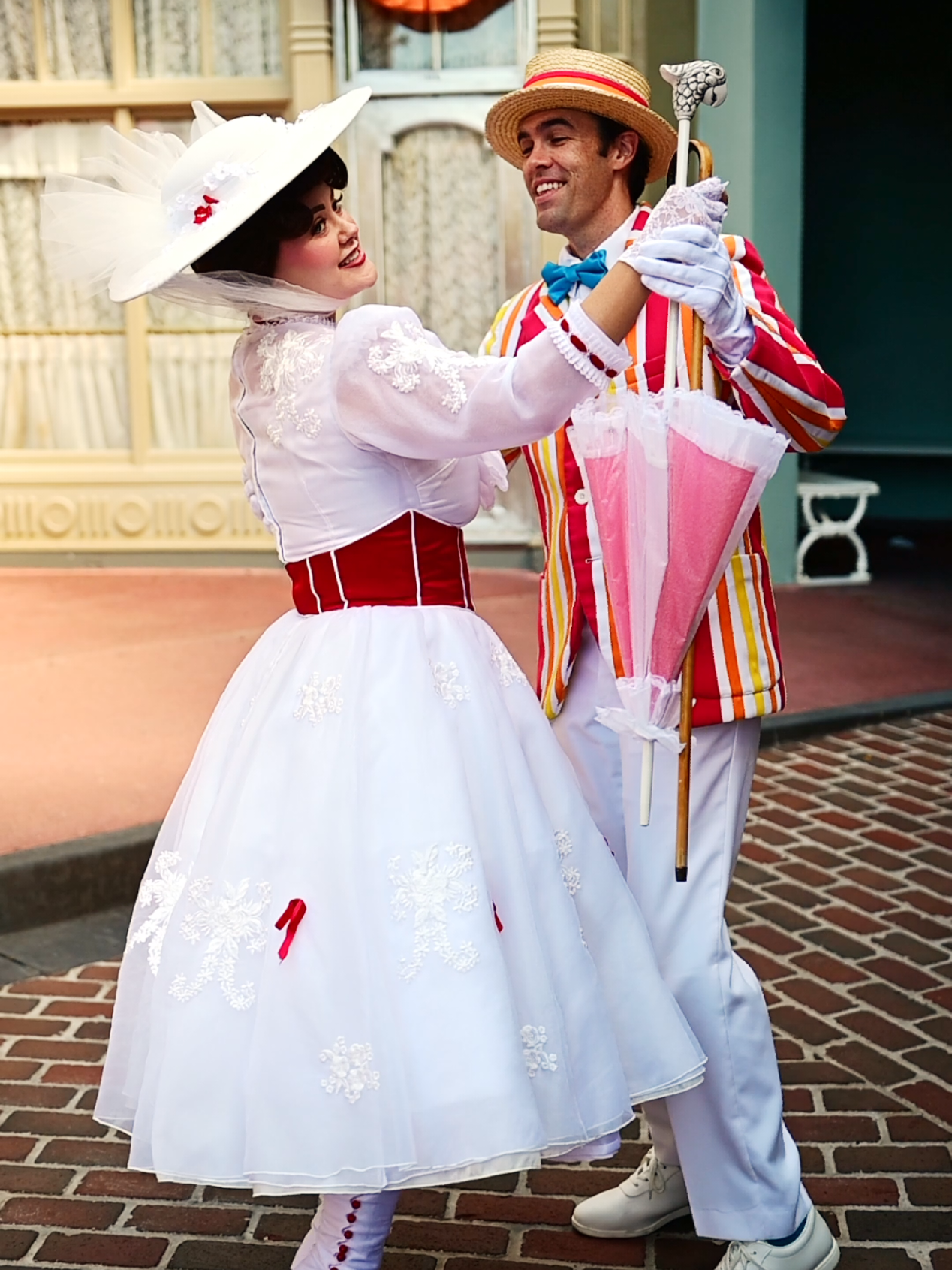 When Mary Poppins and Bert take a stroll through the Magic Kingdom, it feels like Disney magic comes to life. ☂️✨ #marypoppins #magickingdom #waltdisneyworld #orlando #disneyparks 