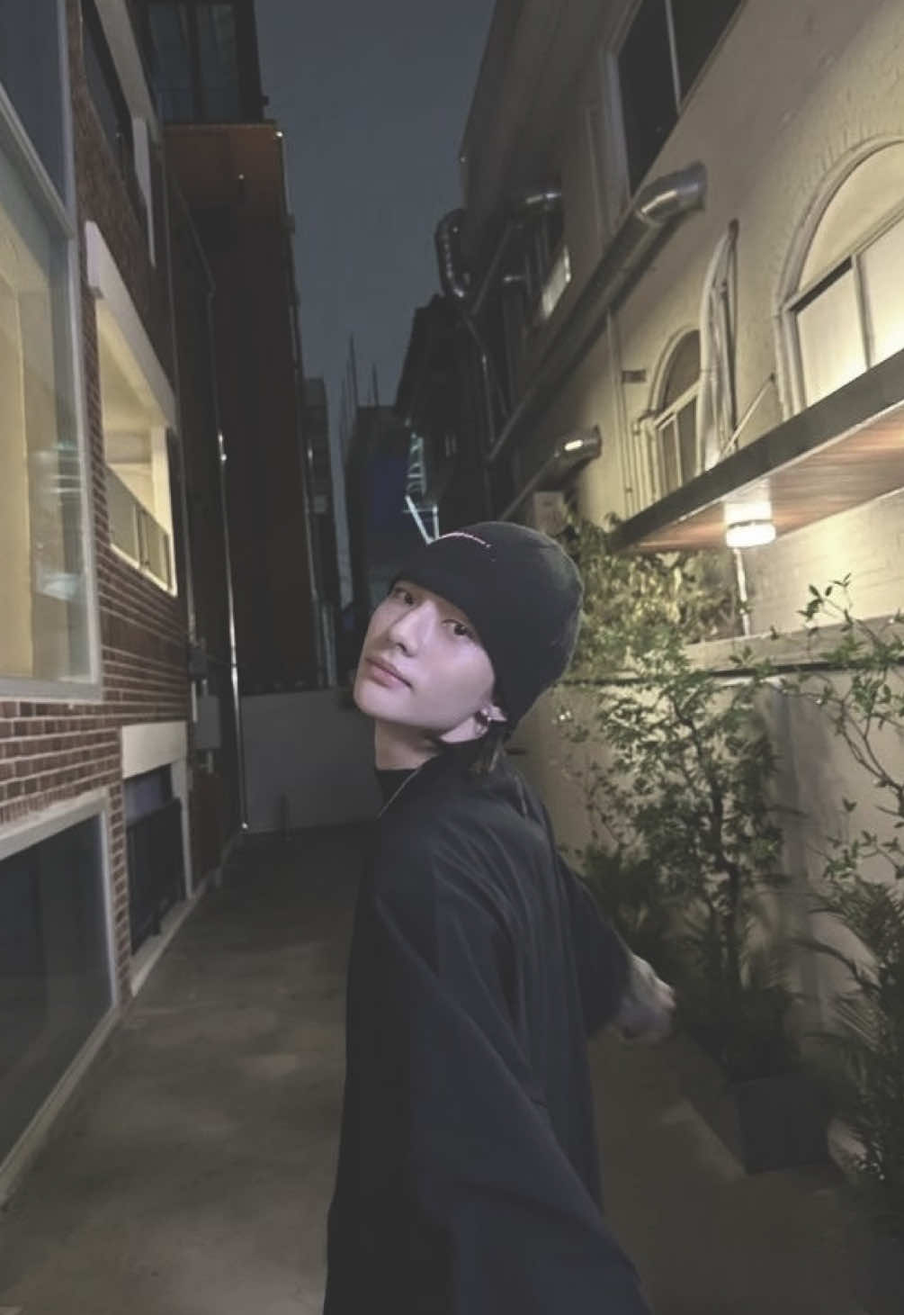 cómo empezar, hace unos años me sentía sola y desalmada, pero un día como cualquier otro llegaste tú a darle luz a mi camino, un camino que al principio me daba miedo pero que ahora doy seguimiento junto a ti, el hecho de poder expresar en palabras lo que no puedo hacer con acciones me hace sentir bien, porque apesar de no poder darte un abrazo en estos momentos puedo expresar lo agradecida que me siento de tenerte. Eres un hombre que me ah demostrado lealtad, que se ha quedado junto a mí durante estos 6 años, en cada cumpleaños deseo que te quedes a mi lado, y veo que ah funcionado. El día que todo llegue a su fin, será el día en que me iré en paz, porque me iré con la mentalidad que durante todo este tiempo fuiste y serás mi salvador, el único que logró comprenderme apesar de la distancia, que apesar de vivir lejos de mí pudiste entender mis acciones y mis problemas sin necesidad de verme oh escucharme. Estas palabras se mantendrán en mi corazón, si algun día logró poder conocerte nuevamente oh poder abrazarte, te las diré personalmente, ya que no hay nada mejor que poder expresarle a una persona especial lo que sientes, te amo hyunjin. 💕💘 #fpy #skz #straykids4thgenleaders #xzyabc #hyunjinmylove @TikTok @Stray Kids  ib: @auro ᡣ𐭩๋  hყun ! ୧ ֹ ִ 