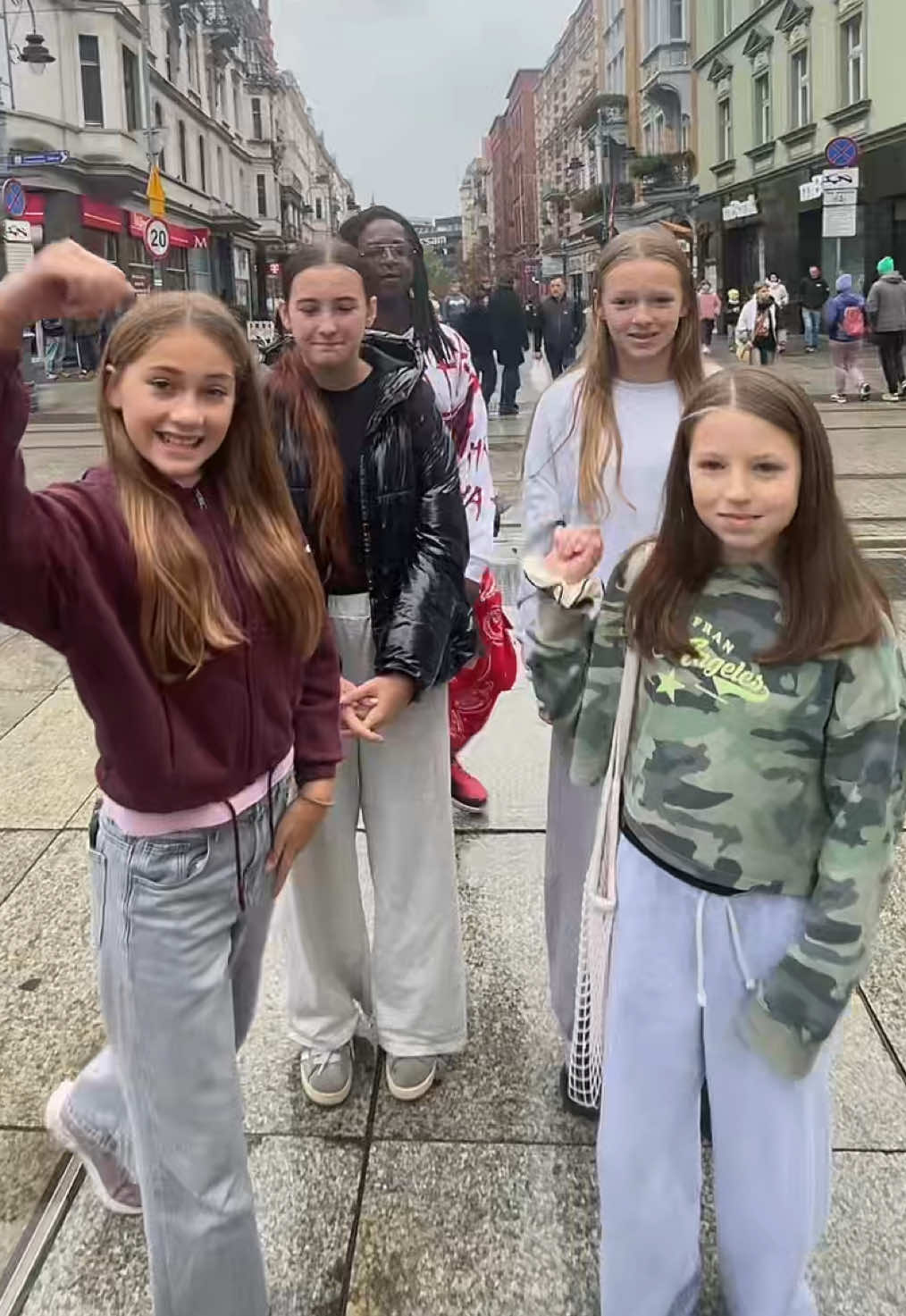So I decided to say haiii to @𝒎𝒂𝒚𝒂ꨄ︎ @Osina47💙🦔 @marysia😜🤪 @vlog_Laura @Slay💋💅✨ teenziara820 in Katowice at the mall #haiii #dancetrend #bodypartstrend 