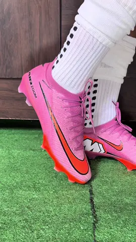 NIKE MERCURIAL VAPOR 16 LANÇAMENTO 🥇 🥇Compre na 01 do mercado 💳 Parcelamos em até 12 vezes no cartão 💰 5% de desconto à vista 🤝 Compra 100% Segura! ________________________________ Quer comprar a sua? Chama no Whatsapp (62) 98292-4027 ________________________________ Nossas chuteiras apresentam um design leve. Prepare-se para dominar seus adversários e dominar o jogo com nossas chuteiras. _________________________________ #chuteiras #futeboldobrasil #futebol #chuteirasnike #futebolamador                          