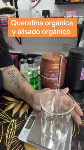 ✅ la diferencia entre queratina orgánica y alisado orgánico es la cantidad de activo alisante ( ácido glioxilico)  ✅ queratina orgánica : fórmula : Crema base nutritiva 900g  Ácido glioxilico 100 g  ✅alisado orgánico: fórmula : 🟢 crema base nutritiva 750 g  Ácido glioxilico 250 g  🟢 el nombre orgánico es comercial; la diferencia es que la queratina mantiene y el alisado orgánico .  Sigo subiendo fórmulas capilares, corporales, faciales  #Viral #fyp #tiktokvideos #virallllllll #fypp 