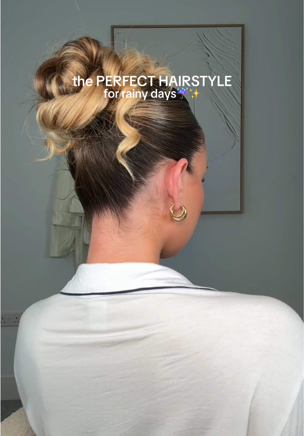 the way this is so quick and so cute 🫶🏼  #sleekbun #messybun #buntutorial #rainydayhairstyles #hairtutorial 