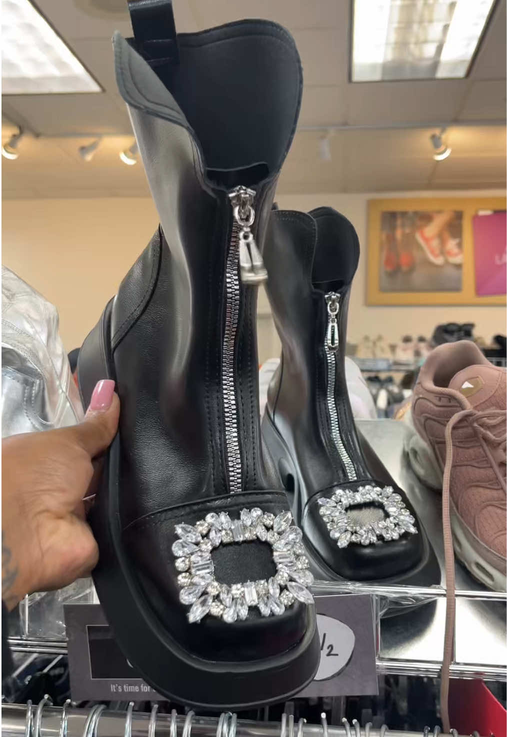 If your a momma who thrifts and loves finding budget friendly fashion options give me a follow 🫶🏽 Thrift with me 🛍️ #thrifting #momonabudget #thriftedfashion #CapCut 