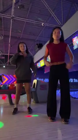 thanksgiving x bowling 🎳 @OL @mikaela #fyp #dance 