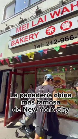 La panadería china más famosa de Chinatown en New York City 🍞🇨🇳 ✈️😍 Es súper barata, deliciosa, y siempre tiene una fila… pero vale totalmente la pena. Si vas a Nueva York, tienes que pasar por Mei Lai Wah. 🥐🔥 El más que nos encantó fue el bun cubierto de piña y relleno de la carne que desees 🍍🍗 (😋). 📍 Dirección: 64 Bayard St, New York, NY 10013 🚇 Metro más cercano: •	Canal St Station (líneas N, Q, R, W, J, Z, 6) — a solo 2 minutos caminando 💡 Tip: Anda con tiempo porque siempre hay mucha gente, ¡pero la espera se te olvida con el primer bocado! Si vas a New York City, guarda y comparte esto. Te va a encantar. 😋 #MeiLaiWah #ChinatownNYC #mochileando #newyorkcity #nyc  