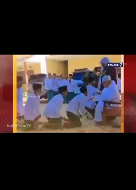 Trans7 telah melakukan blunder fatal dengan mempublikasikan konten murahan, motong-motong video dengan framing negatif kepada kyai Pesantren. Lebih-lebih yang dihina adalah guru kami, kyai sepuh kami, jimat NU (mengutip Gus Yahya), yaitu Al-Mukarrom Romo KH. M. Anwar Manshur.  Dalam konteks ini, saya setuju supaya trans7 diberi sanksi yang keras, agar menjadi pelajaran bagi seluruh portal media untuk lebih berhati-hati dalam mempublikasikan konten. Dan agar para pemangku kebijakan di chanel TV Nasional lebih selektif dalam rekrutmen crew dan konten kreatornya. Rekrut crew yang memiliki akhlak dan tatak rama yang sesuai nilai-nilai agama dan budaya. #BOIKOTTRANS7