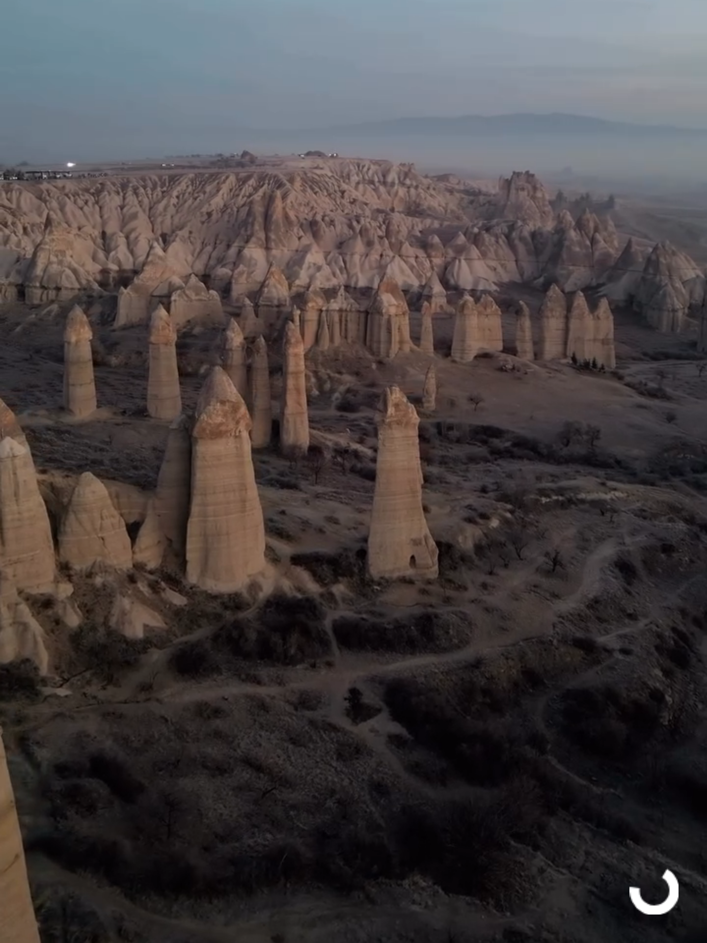 Balonsuz ve yağmurlu bir günde Göreme Aşk (Bağlıdere) Vadisi.. Kapadokya Fotoğraf Inst. sayfasından alıntıdır..