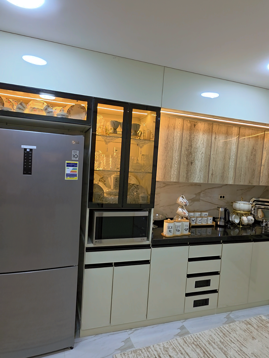 كل تفصيلة هنا بتحكي عن شغل متقن ومجهود كبير 👌 #مكسيم المميز  من الإضاءة والتصميم لحد الفنش النهائي اللي دايمًا بيحمل توقيعنا المميز 💎مطبخ من #قطاع #مكسيم 😍#استغلال_المساحات #مطابخ_مودرن 