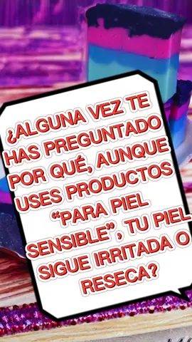 “Tu piel no está irritada por casualidad” 🌿💜 ¿Sabías que muchos jabones “para piel sensible” tienen químicos que dañan más de lo que ayudan? 😔 Por eso hoy te muestro una alternativa real: jabón artesanal de lavanda y miel, hecho con ingredientes puros 🌸🍯 🧾 Ingredientes: -🧊 1 kg de glicerina blanca -🌸 Fragancia de lavanda -🍯 Fragancia de miel -🎨 Colorantes: celeste, azul, rosa y negro 🧪 Preparación: 1️⃣ Derretí la glicerina entre 55 y 65 °C ♨️ 2️⃣ Agregá las fragancias y mezclá bien 💜 3️⃣ Dividí la mezcla en 4 partes, agregando cada color 🎨 4️⃣ Verté por capas en el molde (30×10×10 cm) 5️⃣ Dejá enfriar, cortá y listo: jabones suaves, relajantes y 100 % naturales 🫶 💬 Contame 👇 ¿usás jabones naturales o todavía comprás los industriales? #soapmakingtiktok  #jabonescaseros  #jabonesdecorativos  #jabonesartesanales  #jabonesdeglicerina  #hechoamano  #velasartesanales  #velasaromaticas  #jaboneshechosamano  #soapaddict  #artesania #hechoconamor  #emprendeconjabones 
