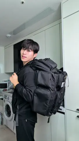 What's in my bag🧳 . #KPopChallenge #ThaiDance #KPopLive #fyp #korea   