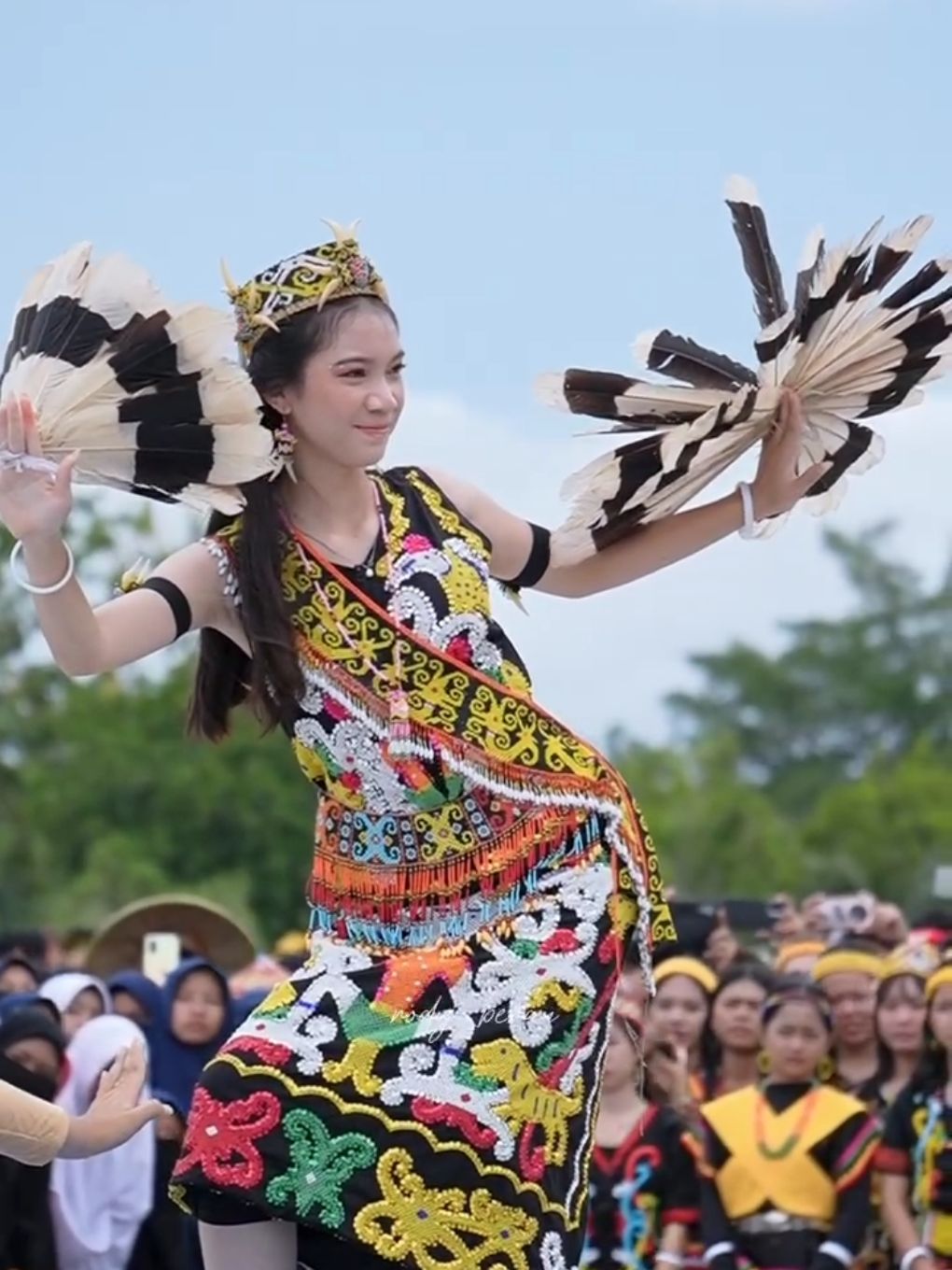 Tarian tunggal wanita Dayak Kenyah  sc Rody Berau  #dayak #dayakkalimantan #taridayak #cewekdayak #dayakcantik 