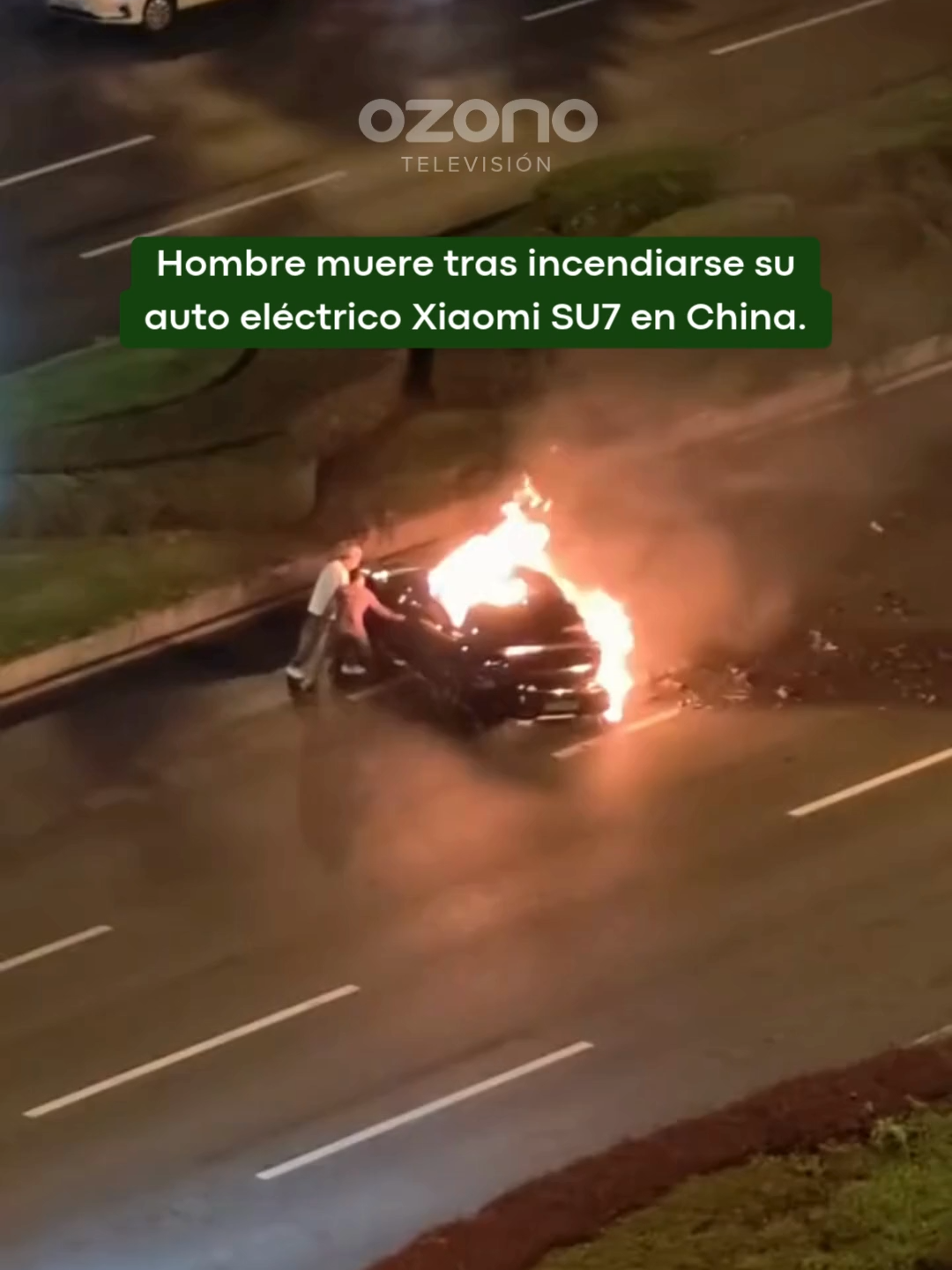 Un hombre de 31 años falleció el 13 de octubre de 2025 en Chengdu, China, tras incendiarse su automóvil eléctrico Xiaomi SU7 durante un trágico accidente. El vehículo primero colisionó con otro auto y luego impactó contra una barrera central, lo que provocó un incendio de gran intensidad que atrapó al conductor en el interior. Varios transeúntes intentaron rescatarlo rompiendo las ventanas y utilizando extintores, pero las puertas quedaron bloqueadas y no pudieron abrirse, impidiendo su liberación. Los bomberos lograron extinguir el fuego y, posteriormente, utilizaron sierras eléctricas y martillos para forzar la apertura de las puertas. Sin embargo, el conductor ya había fallecido calcinado antes de que pudieran alcanzarlo. #noticiastiktok #china #xiaomisu7 #autoelectrico #xiaomi