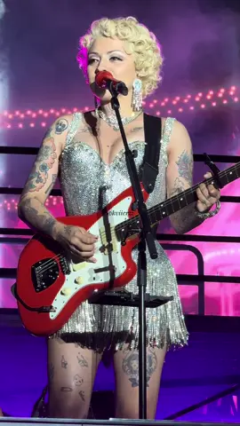 @Mon Laferte ayer en @Ruidosafest cantando #amorcompleto 🤍 #chile #monlaferte #concierto #ruidosafest 