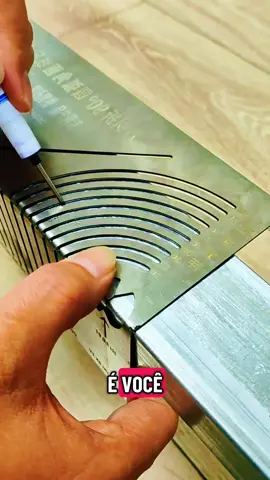 🔥 Chega de fazer gambiarra na obra! 😂 Esse Regua marcadora de ângulo acabamento redondo ou quadrado, deixando tudo perfeito de verdade! Feito em aço inoxidável, resistente e preciso — até quem nunca encostou numa ferramenta acerta de primeira 😎 💡 Ideal pra quem quer dobrar, marcar e cortar sem erro. #ferramentas #obras #engenhariacivil #serralheiro #tiktokshopbrasil