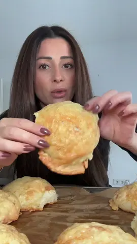 Die besten und leckersten selbstgemachten Käsebrötchen.  250ml lauwarmes Wasser 1 TL Zucker, 10g Hefe, 450g Mehl, 2 TL Salz, Tilsiter Käse oder anderer Käse  Gebacken werden die Goldstücke bei 220grad Unter- und Oberhitze bis sie goldbraun werden. Freue mich über eure Likes und Kommentare, wenn ihr das ausprobiert habt🤌🏻 #baking #Love #doityourself #fy #goviral 