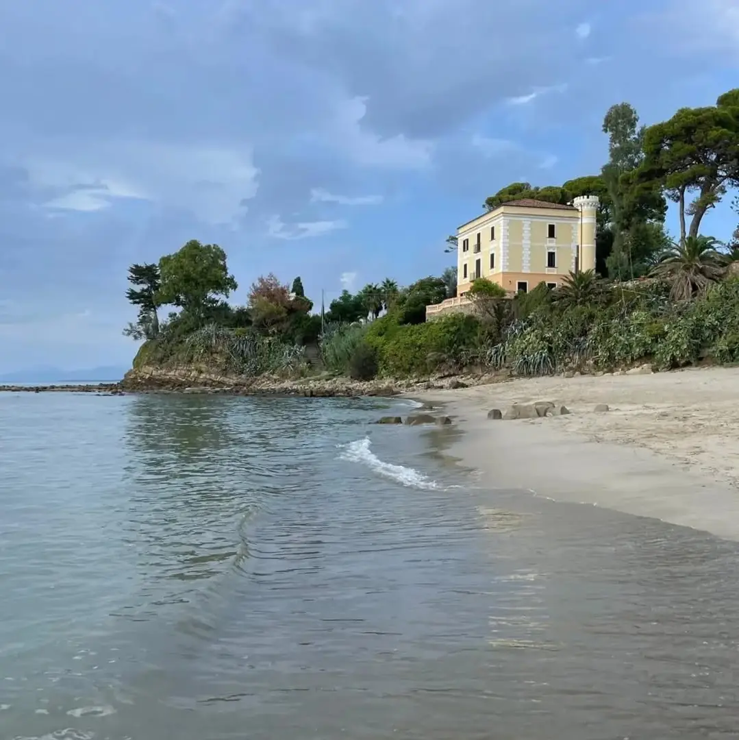 Villa Cecilia De Stefano è una dimora intrisa di storia e fascino, costruita nel 1881 come residenza estiva dei marchesi de Stefano d’Ogliastro, Villa Cecilia è stata nel 1903 dono di nozze del marchese Francesco de Stefano alla sua giovane sposa, Cecilia Manfredi de Blasis, dama di compagnia della regina. Un gesto d’amore che ha segnato l’anima di questa dimora. Il marchese stesso ne curò l’architettura e i giardini, donandole le due torri circolari, la grande terrazza a picco sul mare e un parco ombreggiato da pini secolari e arricchito da una rara collezione di piante grasse. Dalla terrazza si gode una vista mozzafiato su uno degli angoli più belli della costiera cilentana: la baia di Agropoli e, all’orizzonte, Capri. Non è un caso che, nei secoli, Villa Cecilia abbia accolto ospiti illustri: dal Principe Umberto di Savoia agli ufficiali americani che, nel 1943, la scelsero come comando dopo lo sbarco di Paestum. Negli anni a seguire, grazie all’intraprendenza di Barbara de Stefano,  la dimora ha custodito il suo spirito ospitale, aprendo le porte ad amici, viaggiatori e, a partire da trent’anni fa, a matrimoni ed eventi culturali. Il presente, il futuro e un’ispirazione tutta al femminile, oggila gestione è affidata a Marina e Cecilia de Stefano d’Ogliastro, le figlie di Barbara, che hanno deciso di raccoglierne non solo l’eredità, ma anche la sfida di rilanciare la Villa nel fascio di un’altra luce ritrovata. Per entrambe il legame è profondo: Marina ha celebrato qui il proprio matrimonio 25 anni fa, mentre Cecilia porta il nome della bisnonna a cui la dimora fu dedicata. “Aprire Villa Cecilia ad eventi di qualità rientra nel progetto di promozione del territorio che vede impegnata la nostra famiglia da molti anni” – racconta Cecilia de Stefano d’Ogliastro, supportata da Marina, che aggiunge: “Dopo aver lavorato lunghi anni a Il Sole 24 Ore per l’organizzazione di eventi, sento di mettere a disposizione del territorio la mia esperienza, avendo tra le mani una grande risorsa. Grazie alle peculiarità paesaggistiche e storiche di Villa Cecilia, puntiamo a sviluppare la nostra attrattività, in particolare all’estero, soprattutto nei paesi collegati all’aeroporto di Salerno Costa d’Amalfi e Cilento”. Una cornice senza tempo, conil suo salone interno, ideale per ricevimenti in ogni stagione, la grande terrazza che si apre sul mare di Agropoli e il giardino silenzioso che cela rare essenze botaniche, Villa Cecilia è molto più di una location: è un luogo che intreccia tradizione e innovazione, accoglienza e creatività. Un inizio che celebra l’eleganza, la femminilità e la capacità di trasformare la memoria storica in visioni future. 🇬🇧 Villa Cecilia De Stefano in Agropoli was built at the end of the 19th century by Marquis Francesco De Stefano, who renovated it in 1903 and named it “Villa Cecilia” in honor of his wife. It was initially known as “Villa del Marchese.” Available for private events and functions.  #agropoli #wedding #fyp #dimorestoriche #weddingplanner 