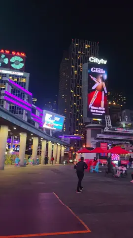 Un viaje, una experiencia inolvidable 🇨🇦✨ Downtown Toronto tiene una vibra única entre sus rascacielos, su cultura y su gente, cada rincón tiene algo especial. Sin duda, un lugar que vale la pena visitar al menos una vez 🤍❤️ #nicaraguense🇳🇮 #toronto #turismo  #vacaciones #nightlifevibes 