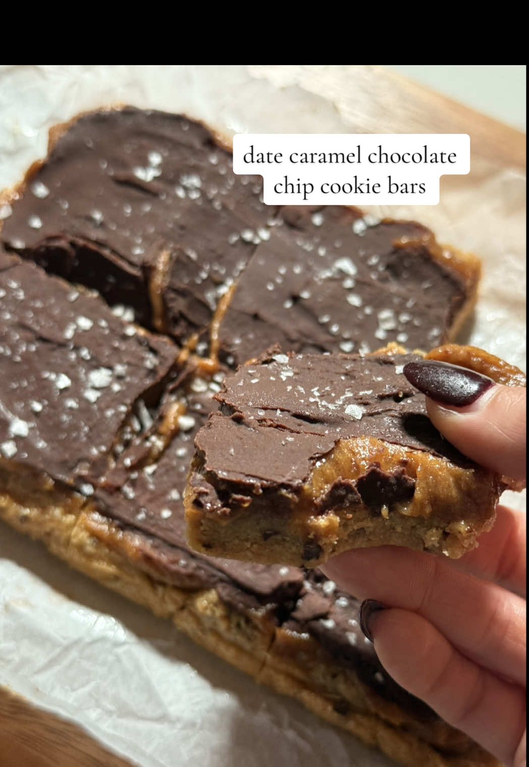 You guys…. date caramel chocolate chip cookie dough bars 😍😍 full recipe in bio!!  @Bob’s Red Mill @Simply Organic @Whole Foods Market @Chosen Foods @hukitchen @Maldon Salt  #dessert #dessertrecipe #EasyRecipe 