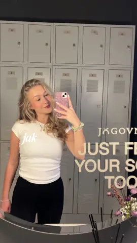 Popisek k videu: zářivá a hydratovaná pleť s novou řadou Glow Energie od Yves Rocher 🤍 já ji mám moc oblíbenou a určitě ji vyzkoušej taky! 🌞 @Yves Rocher #YvesRocher #GlowEnergie #skincare #vitaminC *spolupráce