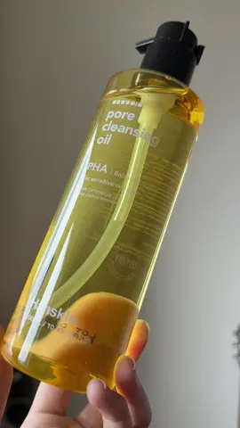 @Hanskin @hwahae.US @hwahae_global_official - great for dry and sensitive skin. I love using at night time routine to clear pores and remove waterproof makeup its deeply gentle for my skin. #deepcleansingoil #skincaretips #skintok #hanskin 