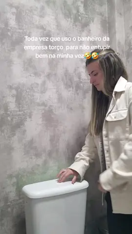 muito tenso esse momento 🤣🤣🤣 . . . . #girls #banheiro #empresa #trabalho #banheiroentupido 