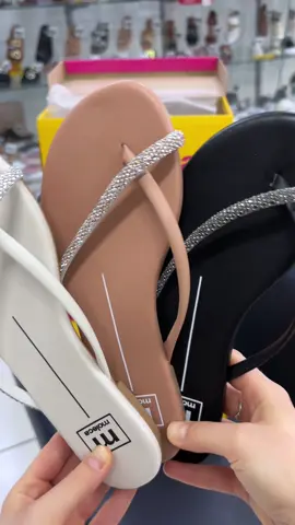 Papetes, rasteirinhas e slides lançamento ✨Moleca✨ Perfeitas para (se) presentear nesse verão! *modelos que variam de R$59,90 - 159,90 Qual seu favorito? #papete #papetemoleca #rasteirinhas 