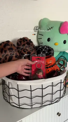 had so much fun putting this together for @Melowdiaah 💌🍂  #birthdaybasket #birthdaygift #spookybasket #halloween 