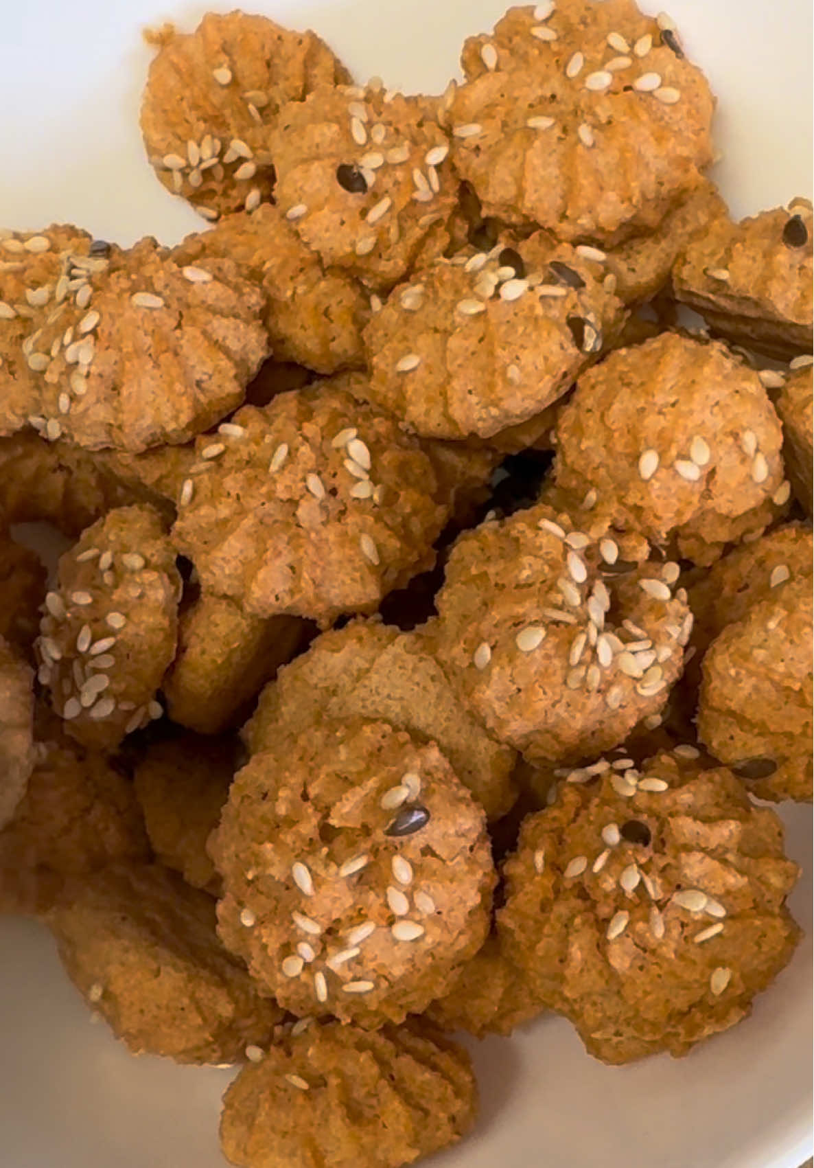 Proteinski snack Protein Snack  	•	120 g crvene leće 	•	50 g zobenih pahuljica 	•	1 jaje 	•	1 žličica praška za pecivo 	•	Začini po želji (sol, paprika, češnjak u prahu, origano…) Priprema: 	 	Sve sastojke stavite u blender i izblendajte u glatku smjesu. (Leću bi bilo dobro namočiti 2 sata prije) 	Smjesu prebacite u vrećicu za ukrašavanje ili običnu vrećicu kojoj odrežete vrh. 	Na papir za pečenje istisnite male oblike po želji. 	Posipajte sezamom. 	Pecite u pećnici zagrijanoj na 180°C oko 15 minuta, dok ne postanu hrskave. Savršene su kao zdrava grickalica ili uz umak!  Ingredients: 	•	120 g red lentils 	•	50 g rolled oats 	•	1 egg 	•	1 tsp baking powder 	•	Spices to taste (salt, paprika, garlic powder, oregano…) Instructions: 	1.	Blend all ingredients into a smooth mixture. (It’s best to soak the lentils for 2 hours beforehand.) 	2.	Transfer the mixture into a piping bag or a regular plastic bag with the tip cut off. 	3.	Pipe small shapes onto a baking sheet. 	4.	Sprinkle with sesame seeds. 	5.	Bake in a preheated oven at 180°C (356°F) for about 15 minutes, until crispy. Perfect as a healthy snack or with a dip! #proteinsnack #snack #lentilsnack #Recipe #fyp 
