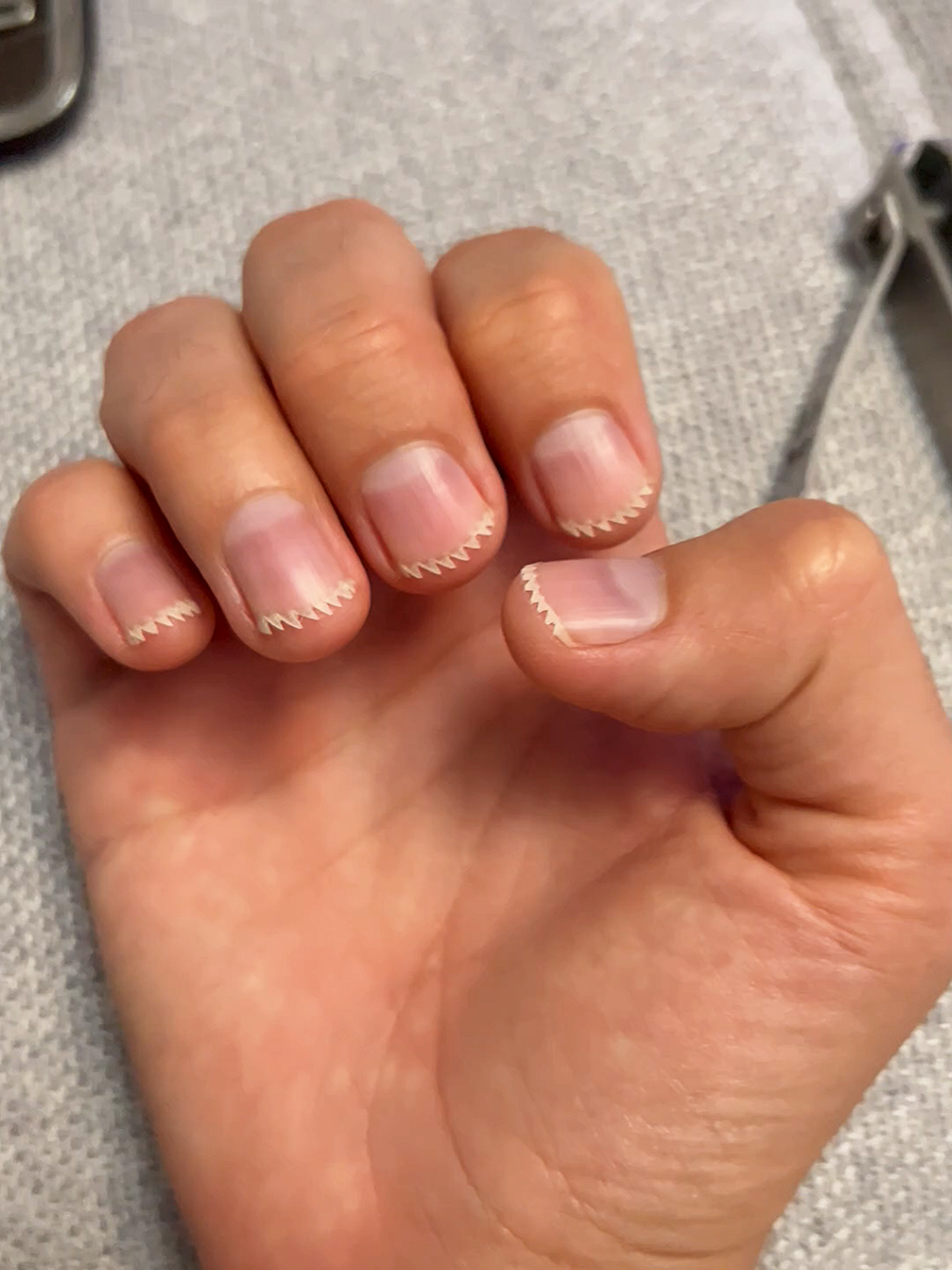 Trošku srandy doma musí být. 😀 💅 #nehty #nehtarka #skrabani 