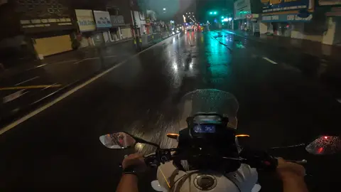 Trời bỗng mưa to.