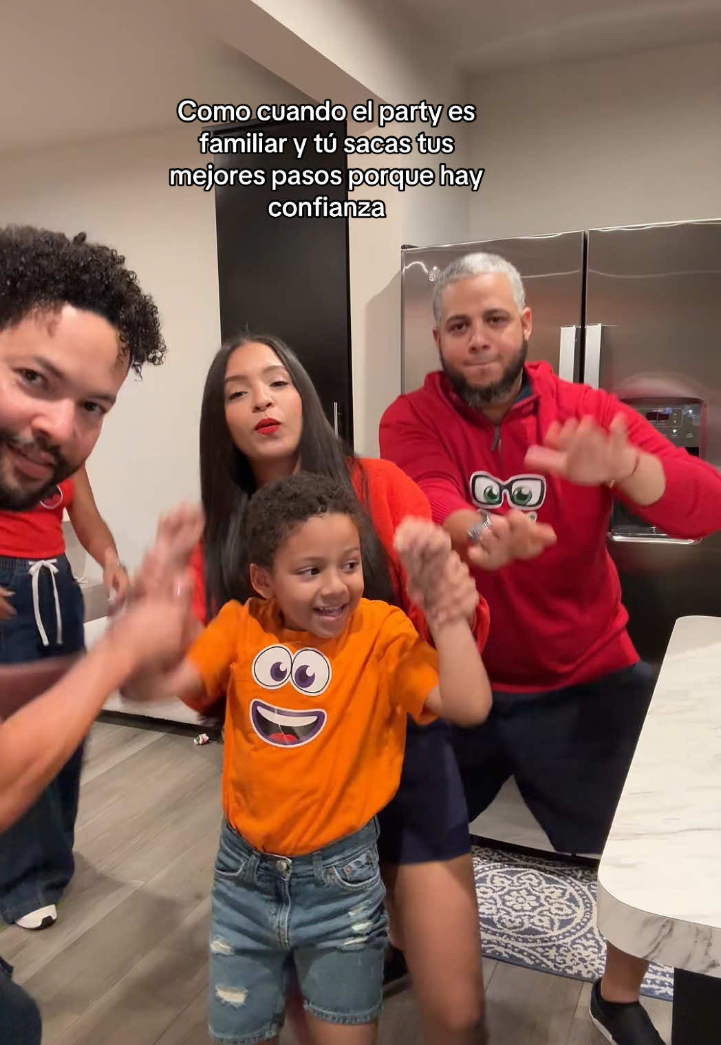 Ok, pero… ¿quién se robó el show bailando? 💃 #bailar #bailarin #familia #cumpleaño 