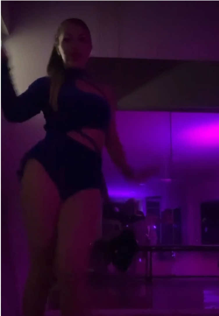 Fuiste tú mi Bailé Inolvidable 💜✨ Bailarina Profesional, Freestyling Despues de mi show de Bachata 💃🏼💜✨ #bailarina #profesional #dancer #bachata #bolivia🇧🇴 